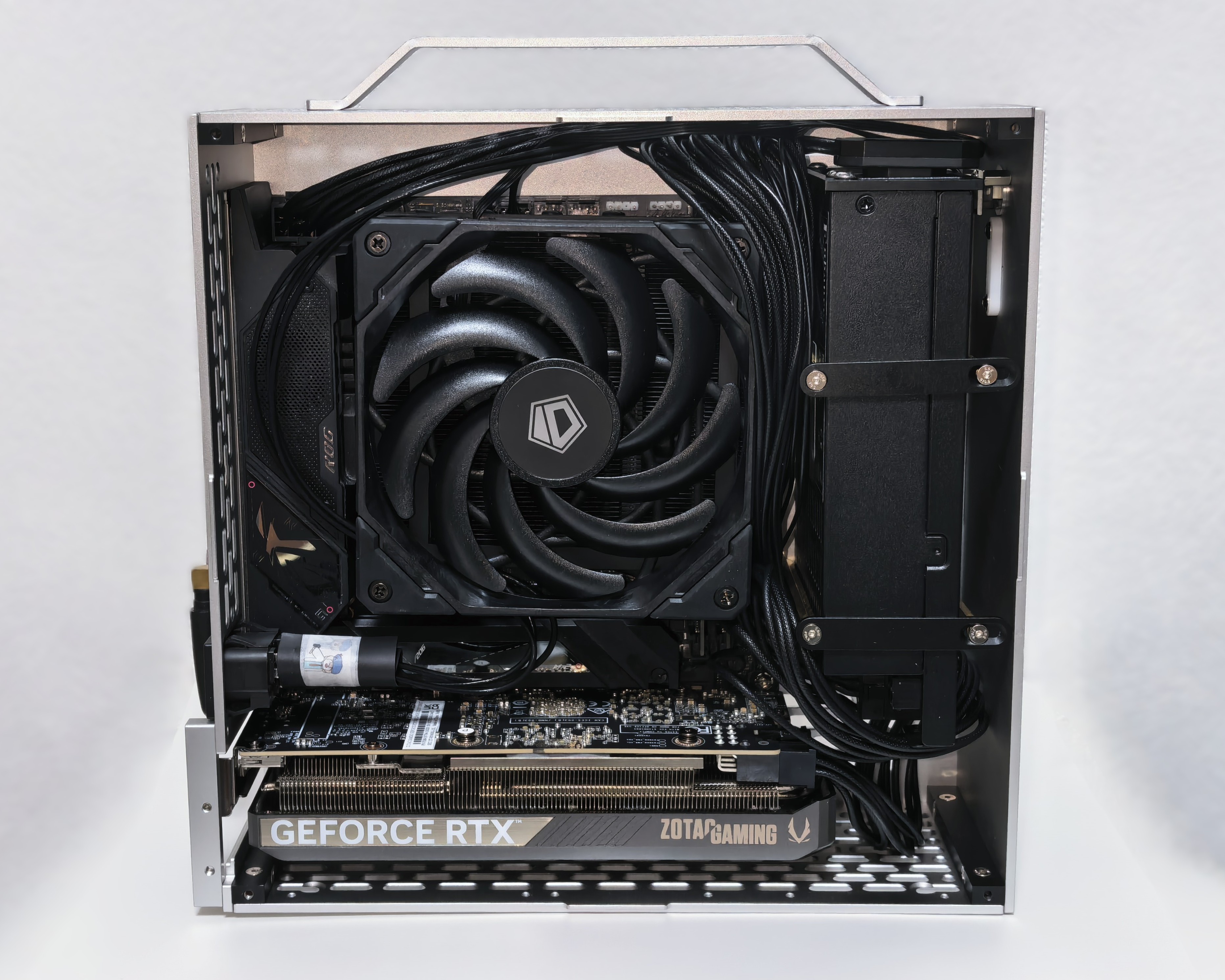 最高に小型なポータブルPCをRyzen9 9950X3DとRTX5060で作る