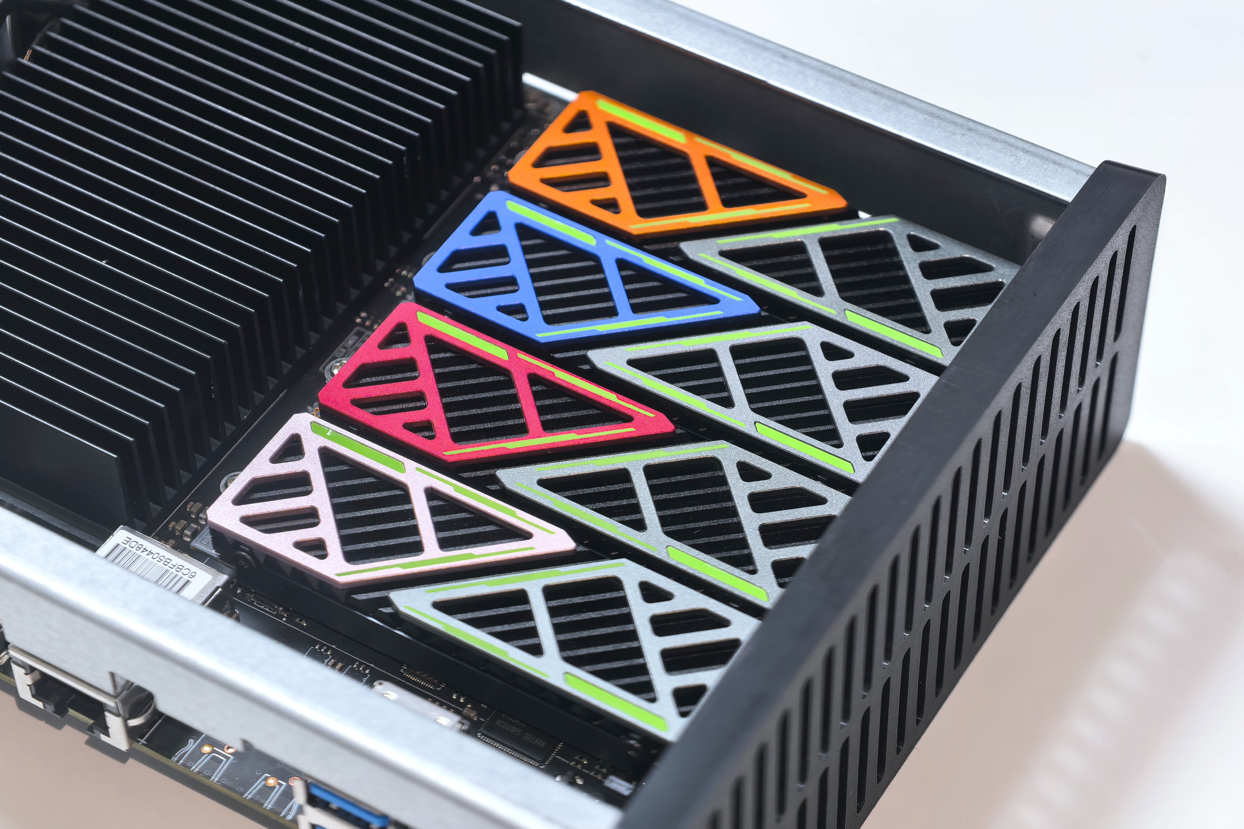 Featured image of post TerraMaster F8 SSD Plusで250万円のオールフラッシュNASを作る